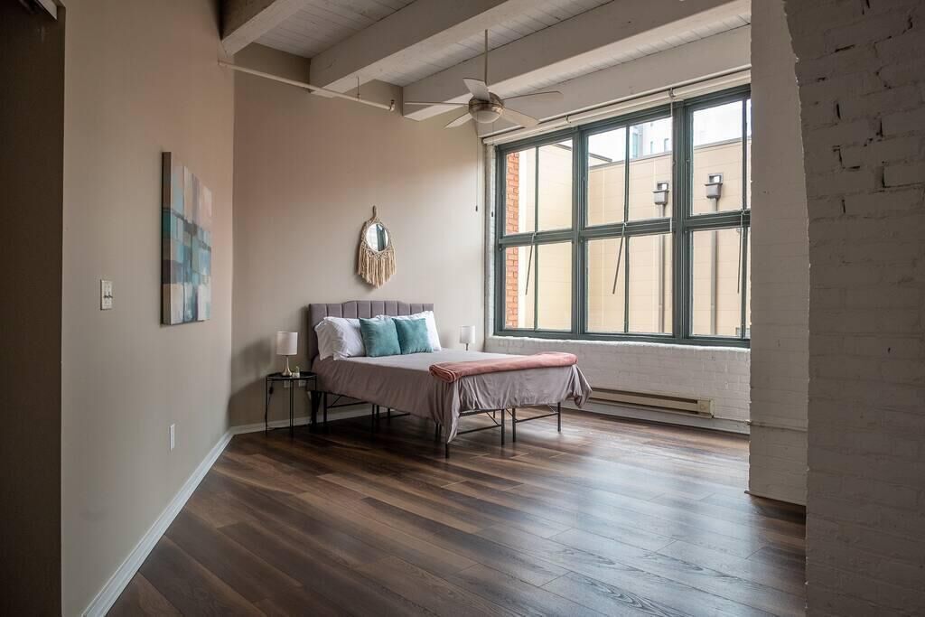 Frontdesk | Stylish 1 BR Apt with City Views