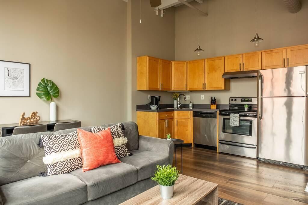 Frontdesk | Spacious and Updated 1 BR Apt