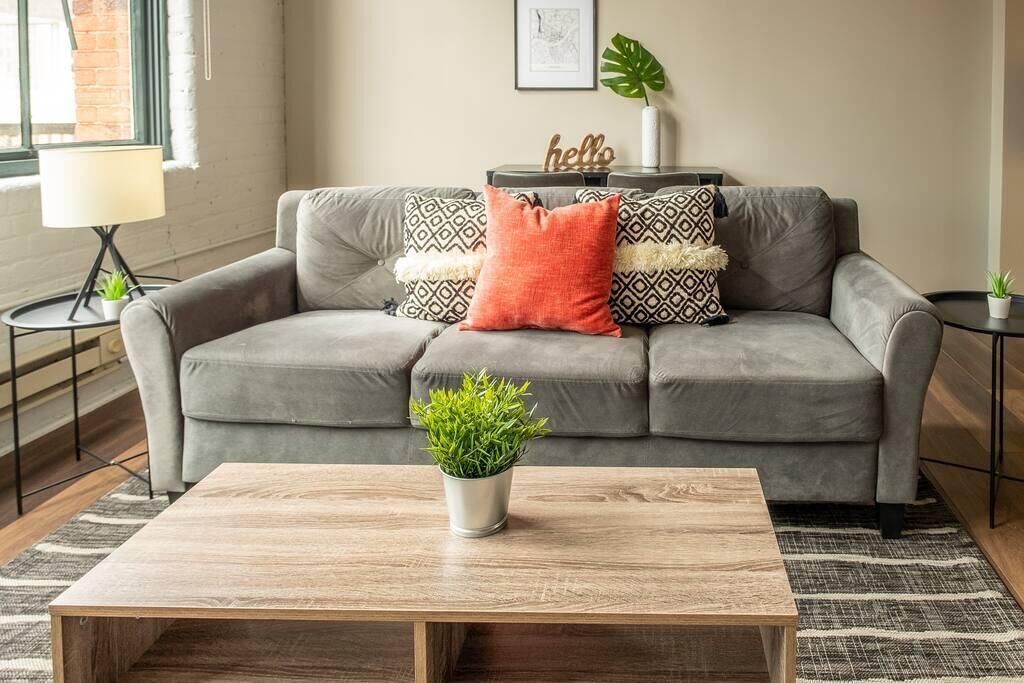 Frontdesk | Spacious and Updated 1 BR Apt