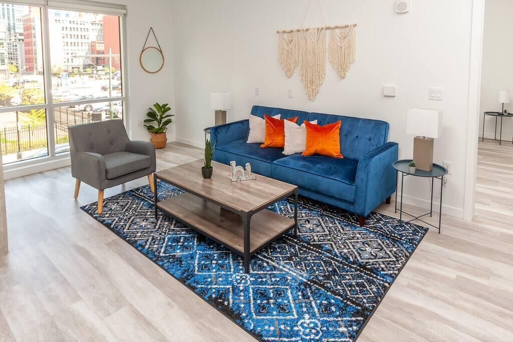 Frontdesk | Bright 1 BR in Business District