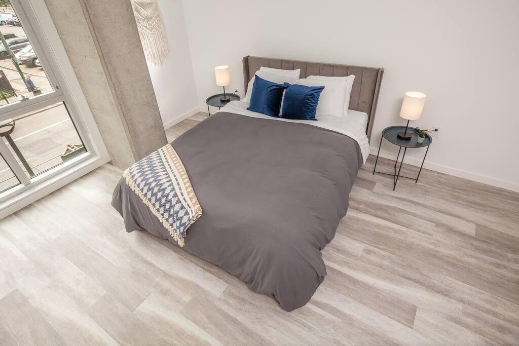 Frontdesk | Bright 1 BR in Business District