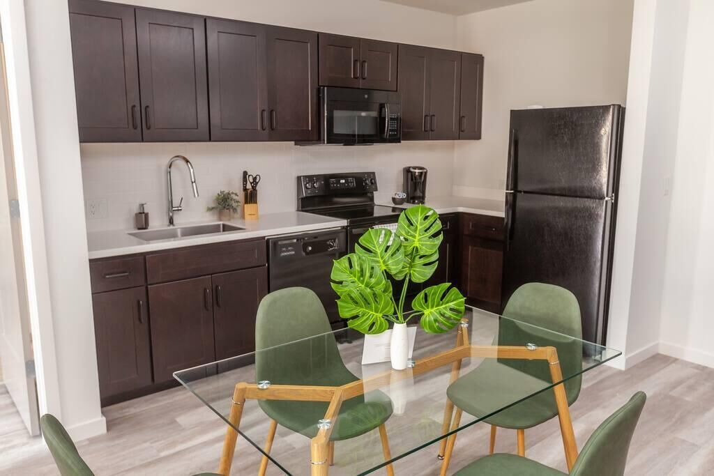 Frontdesk | Bright 1 BR in Business District