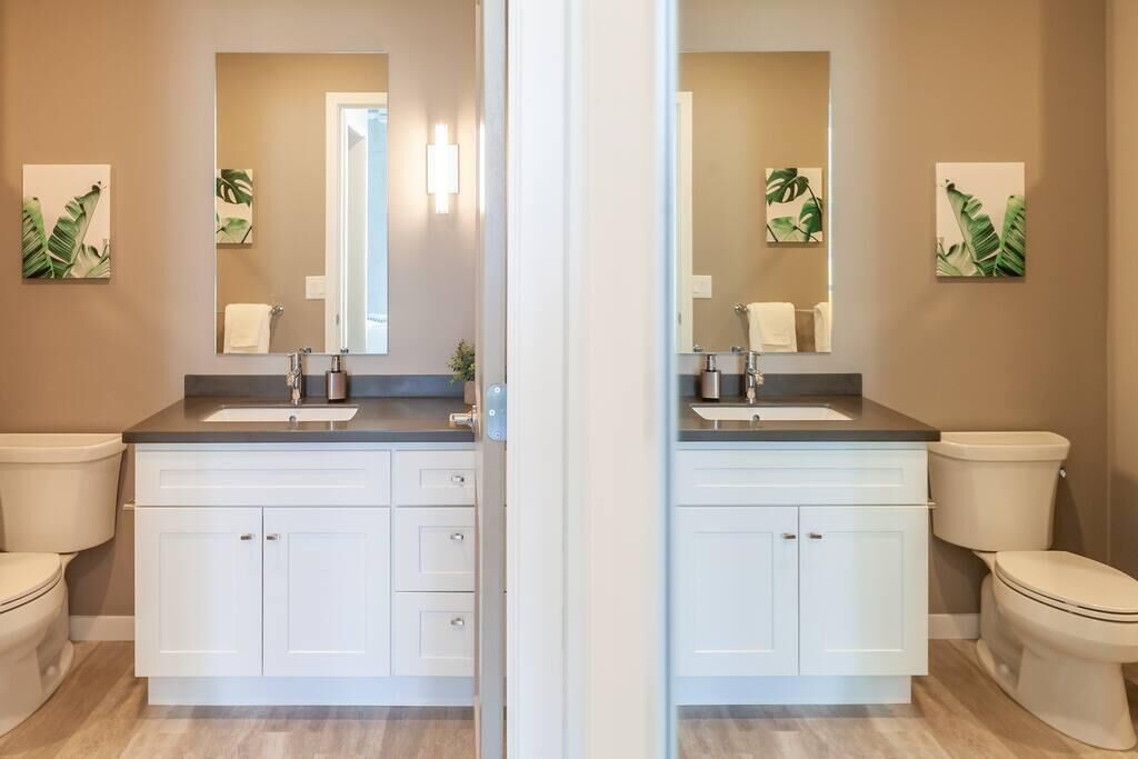 Frontdesk | Bright 1 BR in Business District