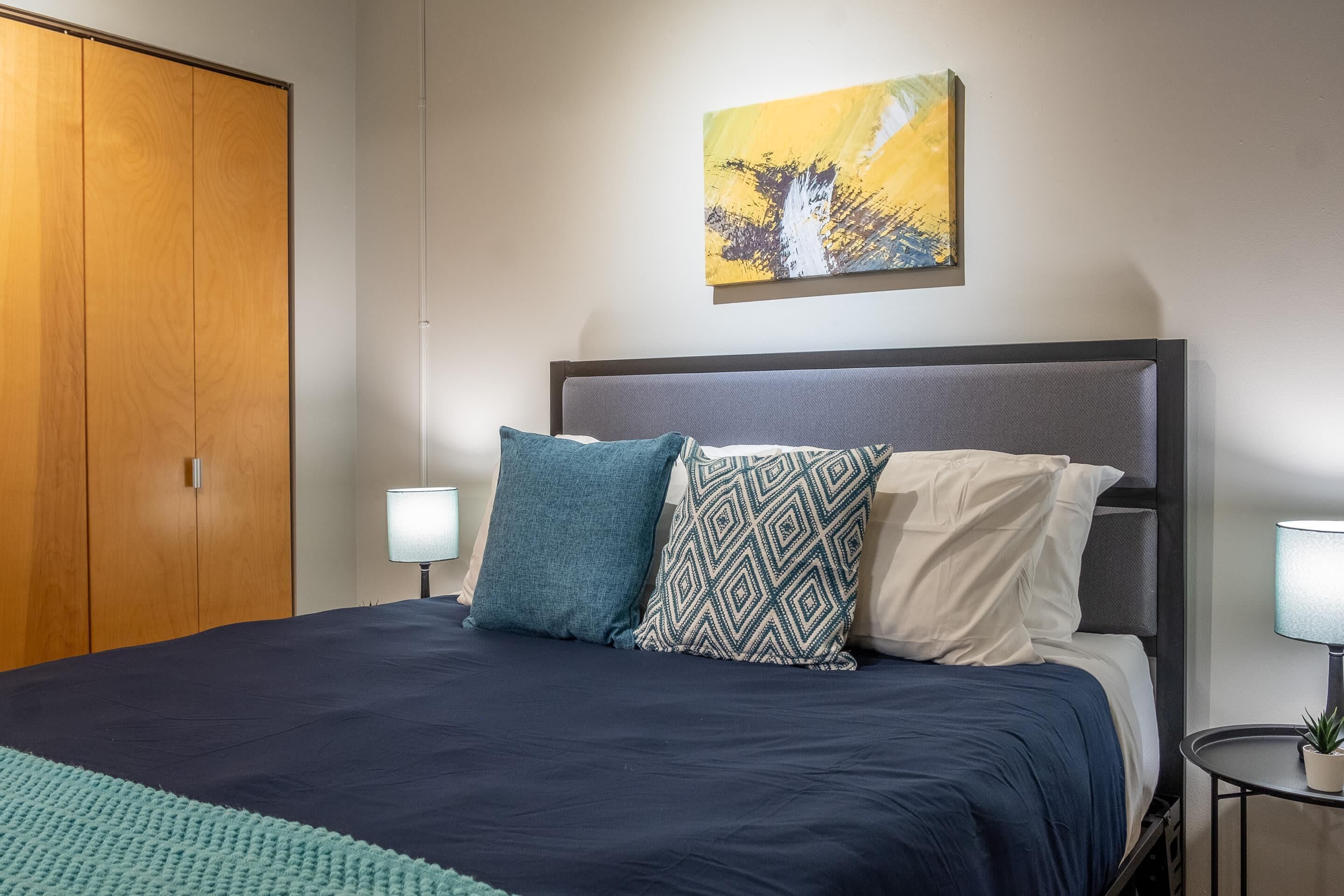 Frontdesk | Bright and Open 2 BR Apt