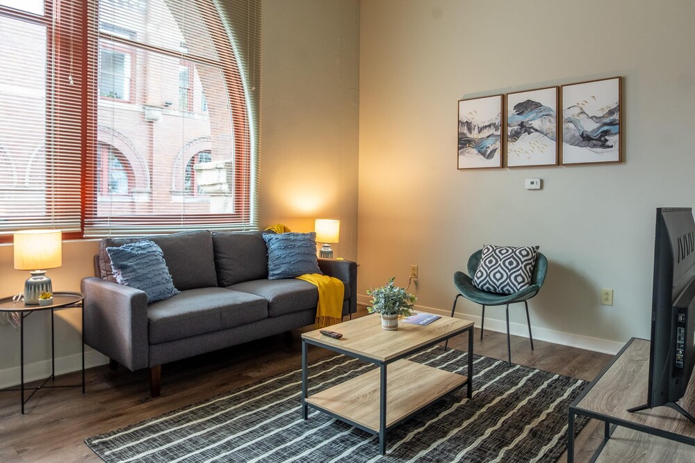 Frontdesk | Modern 2 BR near Historic District