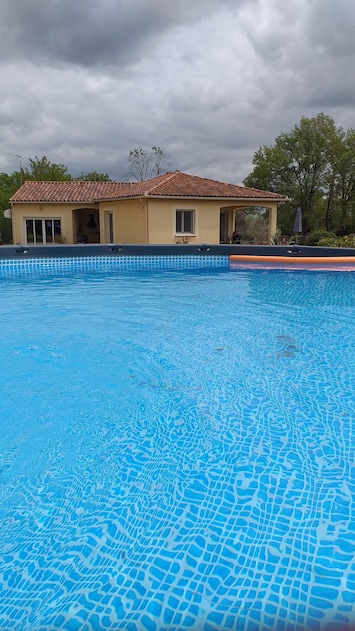 Vue avec piscine