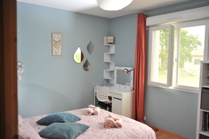 3 bedrooms, iron/ironing board, travel cot, free WiFi