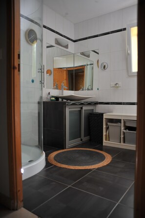 Bathtub, hair dryer, towels