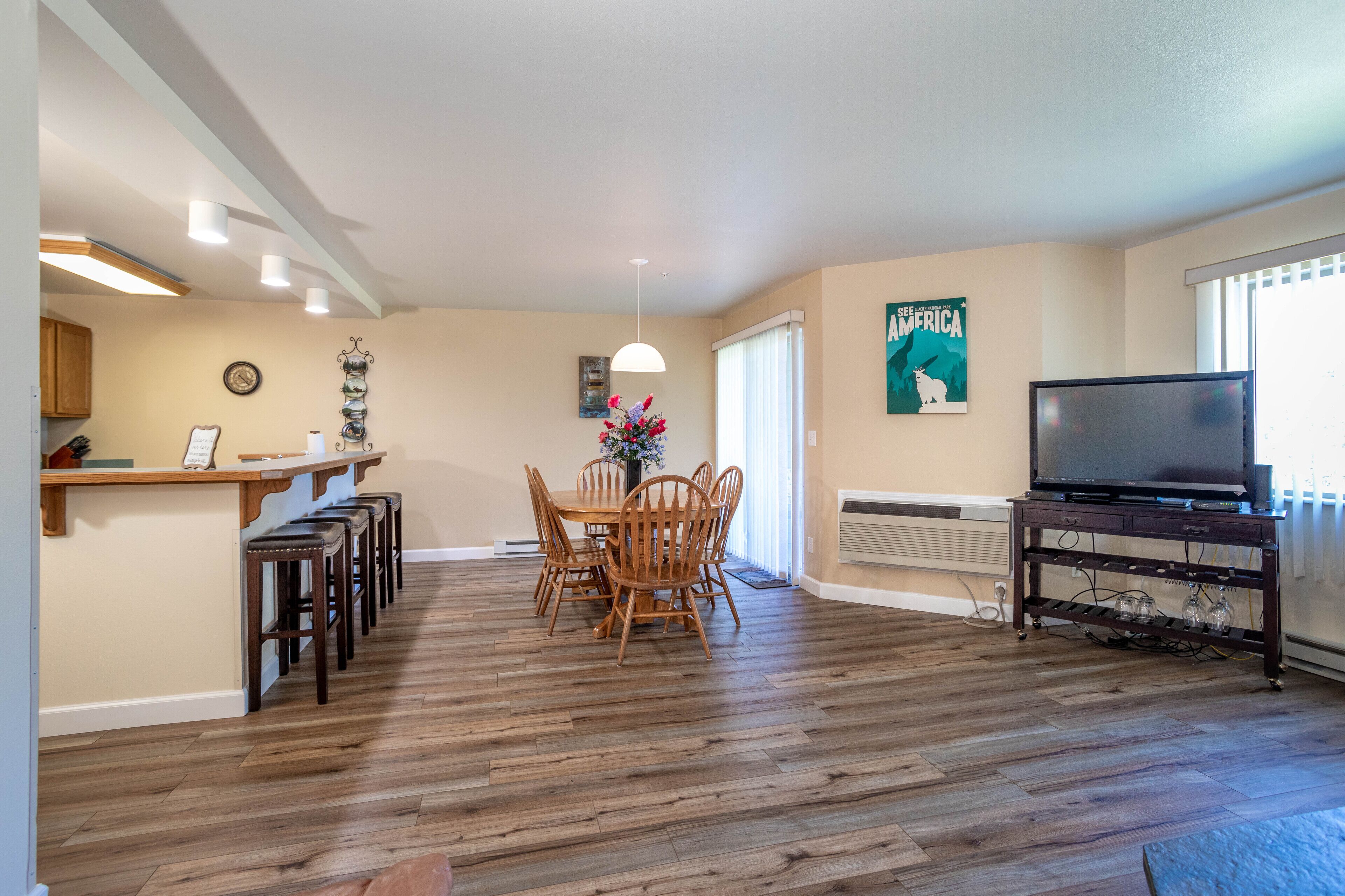 Spacious condo at Flathead Lake w/walk-out patio - Marina Cay Hideaway