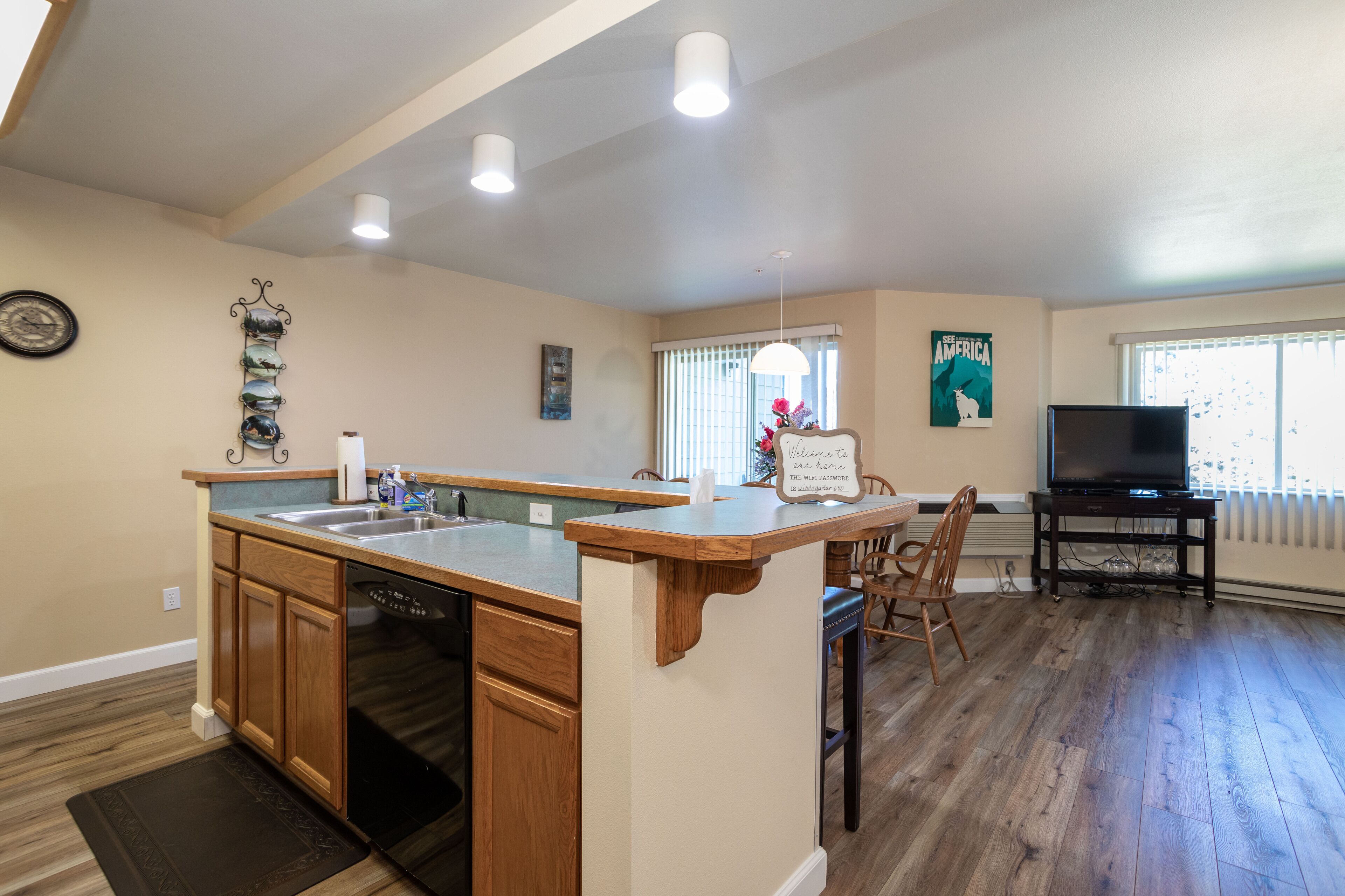 Spacious condo at Flathead Lake w/walk-out patio - Marina Cay Hideaway