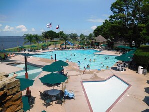 Alberca al aire libre y alberca climatizada