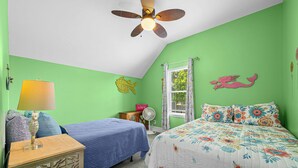 5 habitaciones, escritorio y tabla de planchar con plancha 