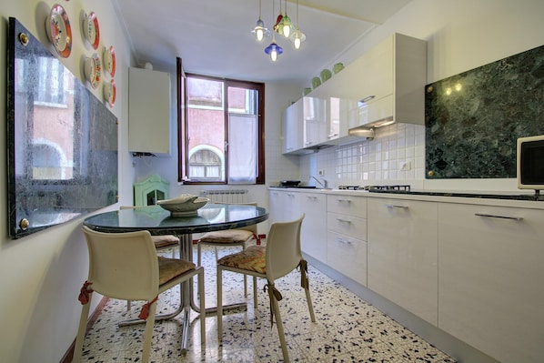 Kühlschrank, Mikrowelle, Ofen, Herdplatte