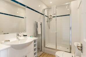 Shower, hair dryer, towels