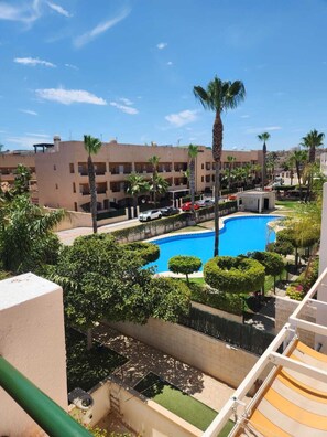 Een buitenzwembad en een verwarmd zwembad