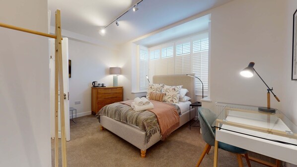 1 habitación, escritorio, tabla de planchar con plancha y wifi 