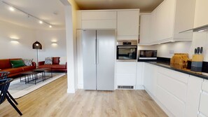 Frigorifero, microonde, forno, piano cottura