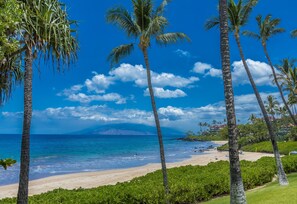 På stranden, solsenger og strandhåndklær