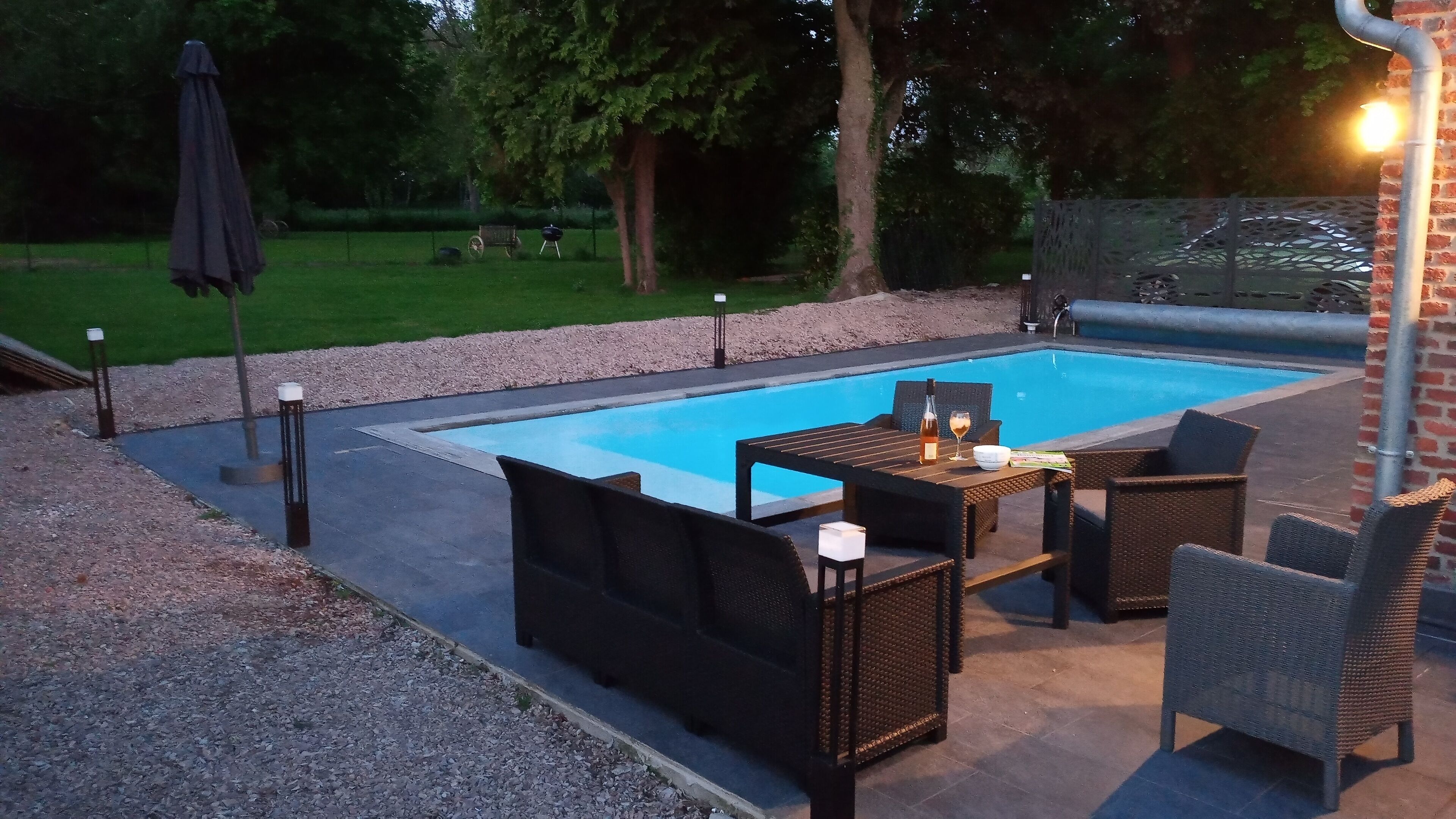 Una piscina al aire libre, una piscina climatizada