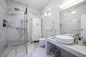 Villa Luxury | Bagno | Doccia, asciugacapelli, carta igienica