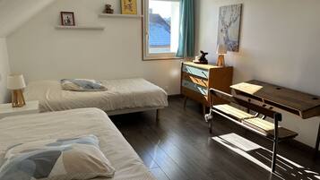3 bedrooms, desk, soundproofing, iron/ironing board
