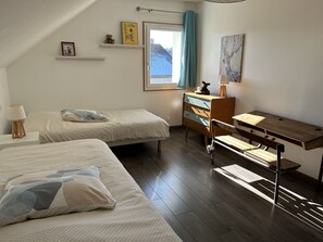 3 chambres, bureau, système d’insonorisation, fer et planche à repasser