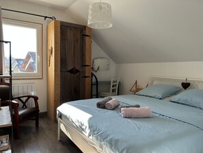 3 chambres, bureau, chambres insonorisées, fer et planche à repasser