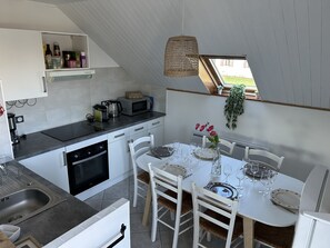 Fridge, microwave, oven, stovetop - Le Cosy Home 3*** Apartment in house near Annecy (La Balme-de-Sillingy)
