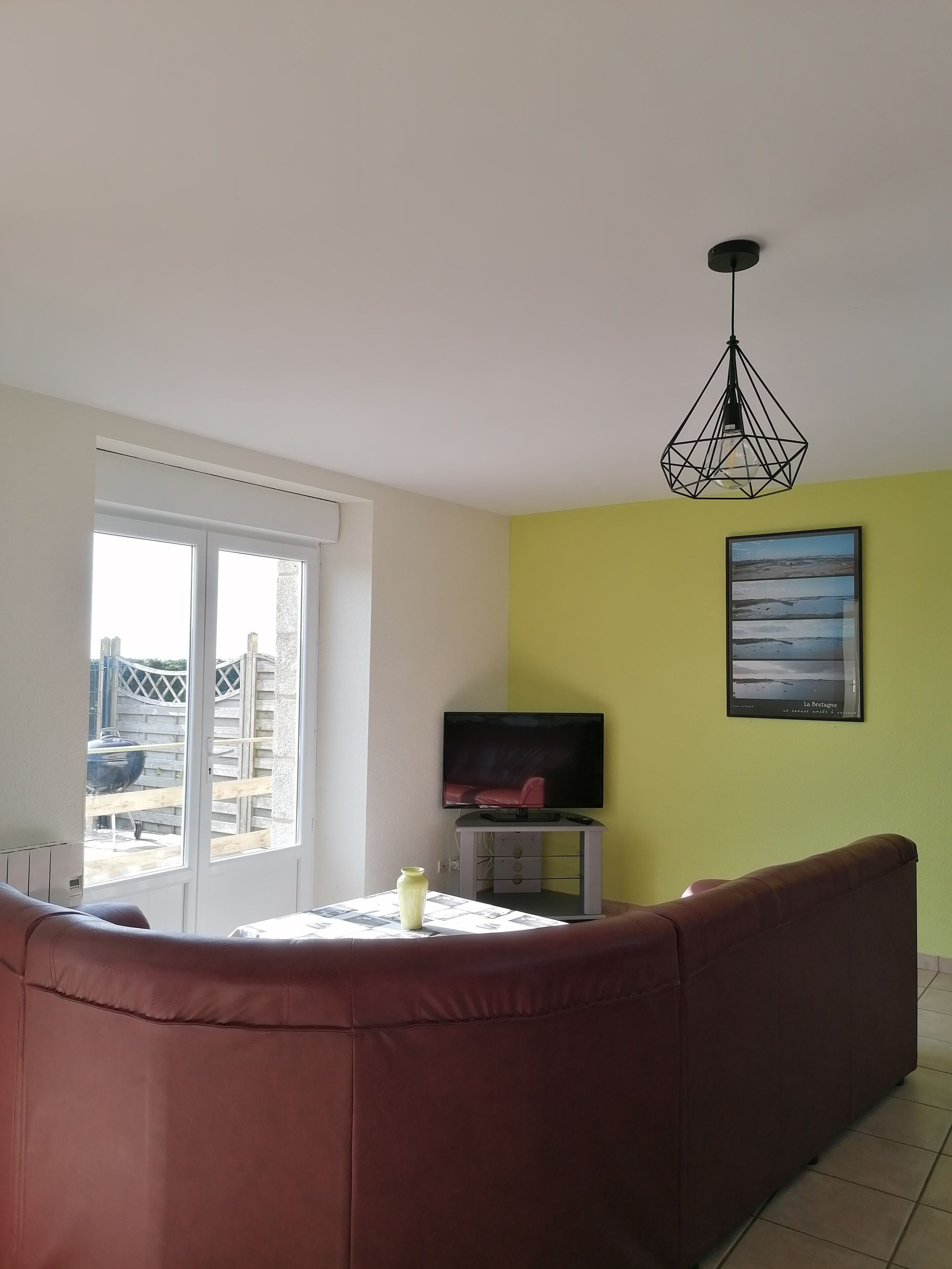 Télévision, baby-foot, livres