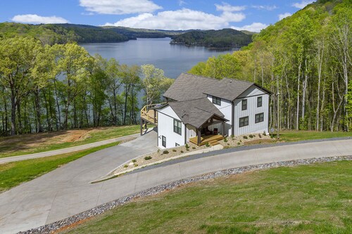 Lakefront home at Tumbling Run Estates w/ Kayaks
