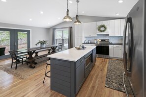 Refrigerador, microondas, horno y parrilla de estufa 