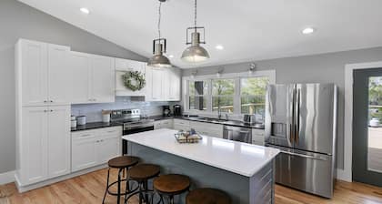 Lakefront home at Tumbling Run Estates w/ Kayaks