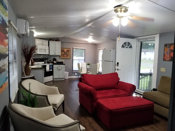 Smart TV, fireplace, Netflix, books - Enjoy the charm of Rush Kentucky on a quite and relax setting or go off-roading  (Rush)