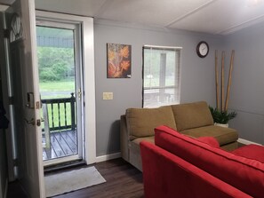 Una Smart TV, una chimenea, Netflix, libros