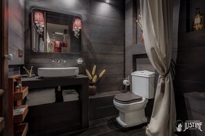 Douche, sèche-cheveux, serviettes fournies, savon