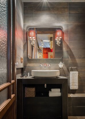 Een douche, een haardroger, handdoeken, zeep