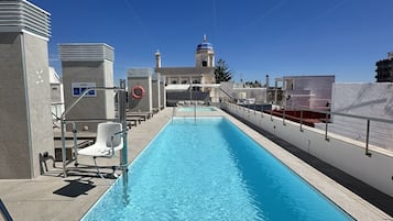 Una piscina al aire libre de temporada