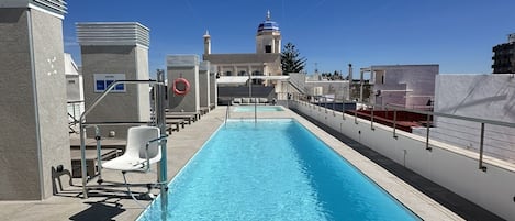 Una piscina al aire libre de temporada