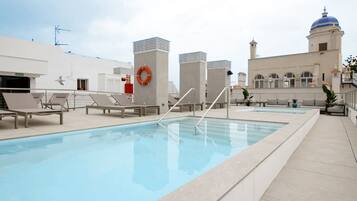 Una piscina al aire libre de temporada