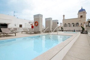 Una piscina al aire libre de temporada