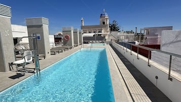 Una piscina al aire libre de temporada