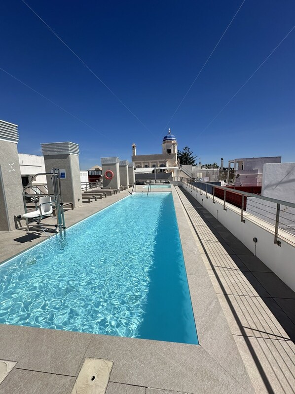Una piscina al aire libre de temporada
