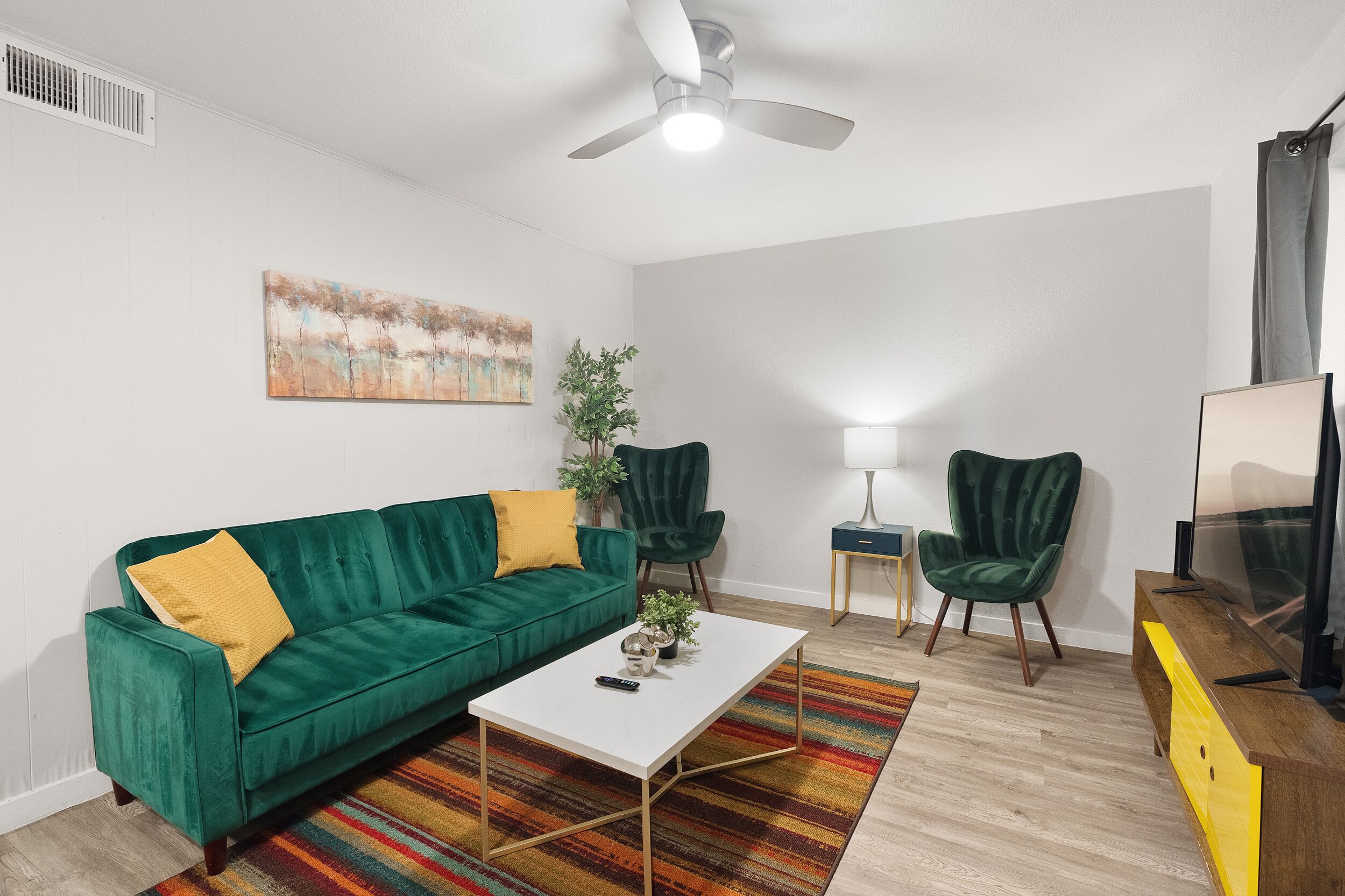 Stylish 2BR Near UT | Hyde Park | Evonify 0700
