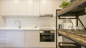 Fridge, dishwasher, coffee/tea maker, toaster