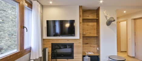 Smart TV, fireplace