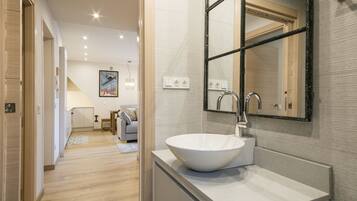 Een douche, een haardroger, handdoeken