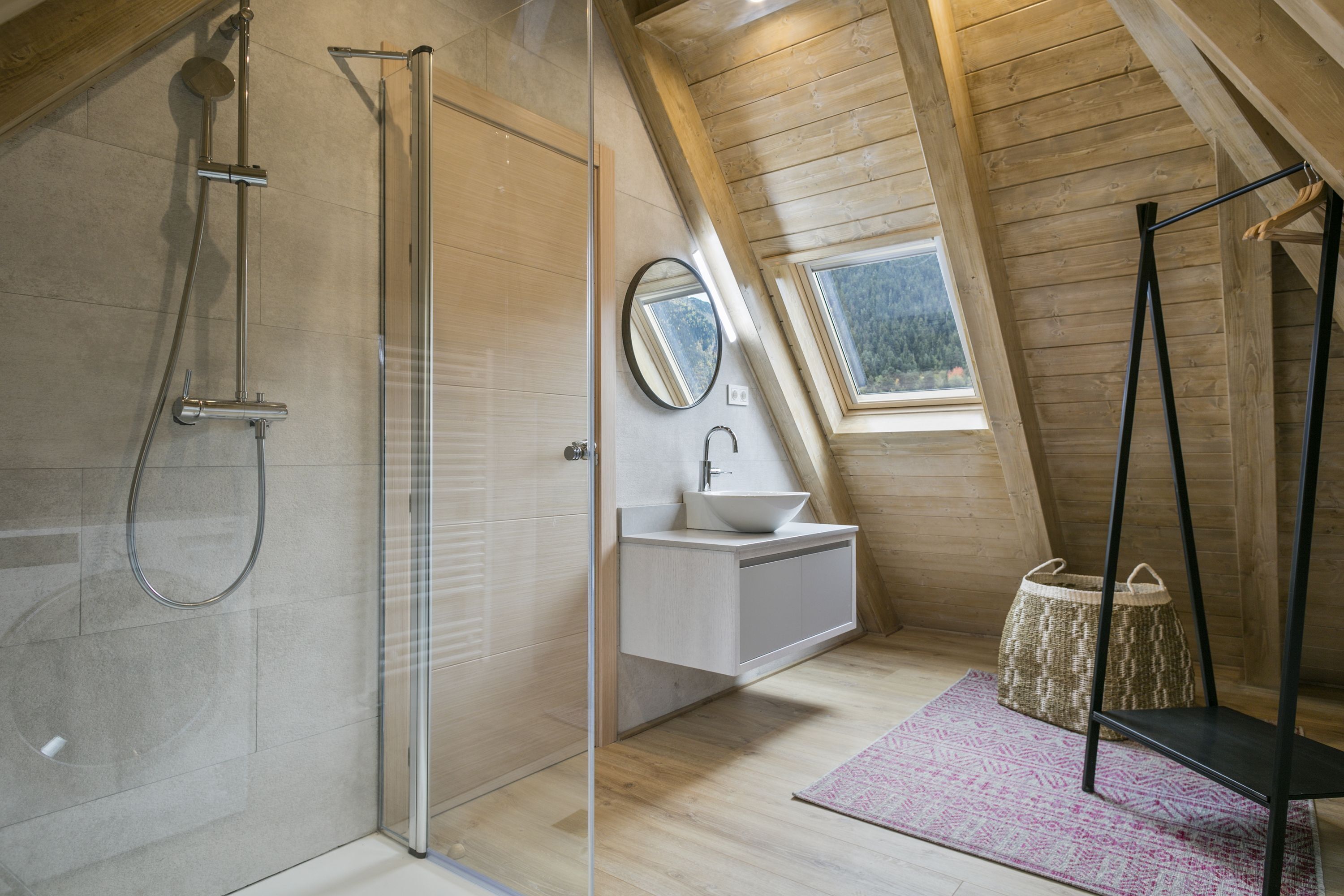 Een douche, een haardroger, handdoeken