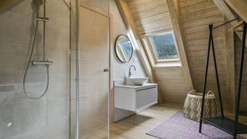 Een douche, een haardroger, handdoeken