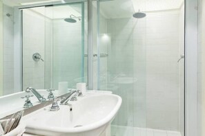 Bathtub, hair dryer, bidet, towels - ART Retreat Home Piazza DI Spagna (Roma)