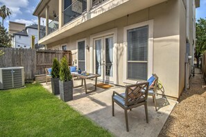 Outdoor dining - Memorial Park, 3 Bedroom WALK TO PGA!! (Houston)